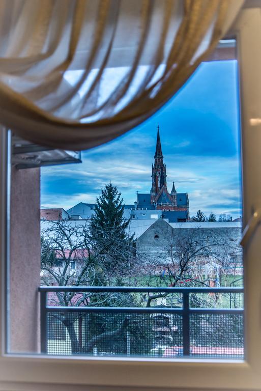 Apartment Flores Osijek Bagian luar foto