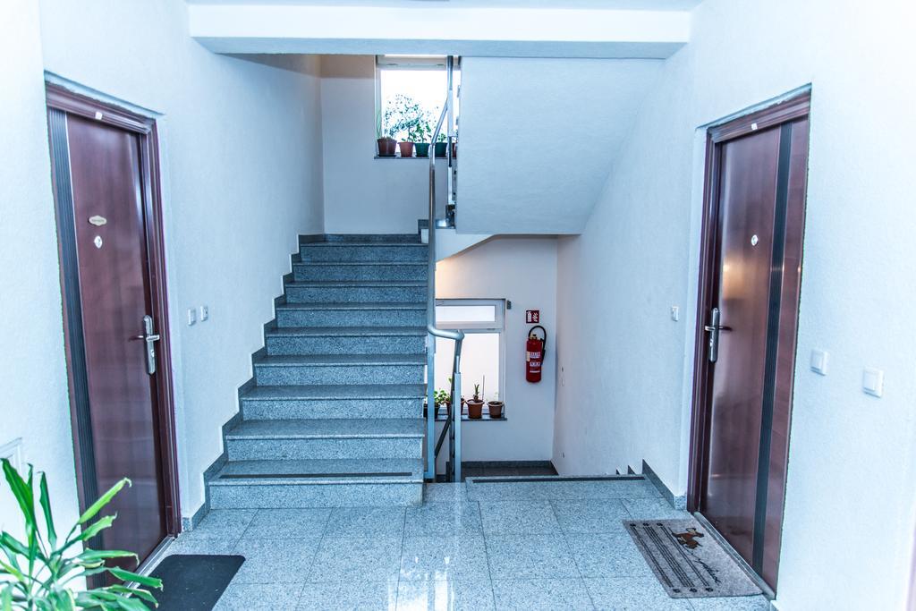 Apartment Flores Osijek Bagian luar foto